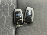 【スマートキー】ドアの開閉時鍵を探さなくても簡単にドアの開閉することが出来ます、また、エンジン始動も車内にスマートキーがあれば簡単に始動することが出来ます
