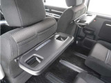 ◆シートバックテーブル◆フロントシートの背面に後席用のテーブルがついています。小物が置けて!カップホルダーもあります、ドライブ中や休憩時にも便利なテーブルです。
