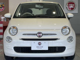 丸型ヘッドライトとクロームアクセントが印象的なFIAT500らしいフロントフェイスです。愛らしさと上質感を兼ね備えたデザイン。長く愛される理由が感じられます。