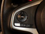 【ステアリングリモコン】ステアリングにオーディオ調節可能なスイッチが装備されていますので運転中でも視線をそらさずにオーディオの調節が可能です!