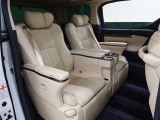 ゆとりある広々とした車内空間は、ドライブを始め買い物やレジャーなど、幅広く活躍します。一人でもみんなとでもお出かけを楽しみましょう!