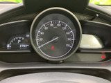 中央の速度表示をはじめ、左右に車両情報がまとまり、運転に必要な内容を一か所で確認しやすい構成です。走行前の確認や運転中の目視確認にも役立ちます。