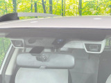 【アイサイトVer2】前方の車両等を検知し、衝突しそうな時は警報で注意を促し、ブレーキを踏む力をサポート。ブレーキを踏めなかった場合は衝突被害軽減ブレーキが作動、衝突回避をサポートします。