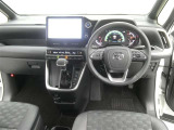 運転席からの視界はこんな感じです☆お気軽にご来店いただき、実際に座って是非お確かめください。ドライバーに寄り添う快適な操作フィールをもたらすステアリングです。