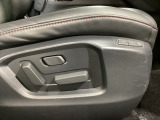 運転席にはパワーシートを装備!シート位置を記憶するメモリー機能付きなのでご夫婦で2名分セットすると便利です♪