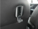 ◆コンビ二フック◆ちょっとした買い物の袋を吊り下げたり、ゴミ袋を吊り下げられるコンビニフックがあり車内を転がらず便利です!