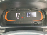 速度や燃料残量などの情報が一か所にまとまり、運転中も確認しやすい表示です。必要な情報を把握しやすく、日々の移動でも状況を見ながら運転いただけます。