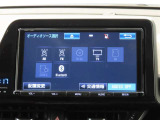 9インチ大画面の純正ナビゲーションシステム搭載。AM/FMラジオ・フルセグTV・Bluetooth機能付き。CD/DVDの再生も可能です。