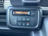 フルオートエアコンが装備されています!お好みの温度設定をするだけでエアコンの風量やモードの切り替えを自動でコントロールしてくれます!