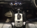 CVT車のセレクトレバーです。低速から高速まで、変速ショックのないスムーズな走りを実現するとともに、エンジン効率のよい領域を維持することで燃費にも貢献します。