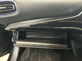 ちょっとしたところは収納ボックスにもなっています。車内はサイズも決まっているので、収納が少ないと思っているアナタ!ご安心ください。さまざまなところに収納が隠れているんです♪