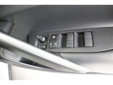 《パワーウインドウスイッチ》車の基本装備のひとつのパワーウインドウです。オート機能もあって、押し方の強弱で調整も出来ます。