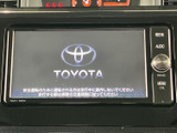 中央の画面にナビゲーションとオーディオ機能をまとめ、必要な情報を確認しやすい配置です。画面脇には操作部も備わり、目的に応じて使い分けしやすくなっています。