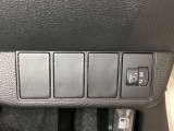 ハンドルの右側にはヘットライトリベライザーがついています。ヘッドライトリベライザーは道路状況や積荷の加重に応じてライトの高さを調節できます。