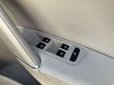 運転席ドアに集約されたパワーウィンドウスイッチで全窓をスマートに操作できます。