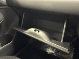 収納できるグローブボックスです。