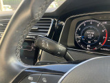 左ウィンカーレバー。国産車とは異なる配置ですが、操作は直感的。使っていくうちに自然と手に馴染みます(自動点滅3回機能付)
