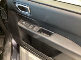 【パワーウインドウ】運転席でラクラク操作!運転席以外からの開閉を防ぐボタンが運転席にのみございますので、小さいお子さまが開けてしまう心配もございません。