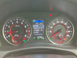 速度や車両情報をまとめて確認できるメーターまわりで、表示が左右に分かれ見やすい配置です。中央のディスプレイには各種案内も表示され、運転に必要な情報を確認しやすくなっています。
