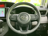 手元には複数のスイッチが備わり、運転姿勢を保ちながら各種操作を行いやすい仕様です。握りやすい形状で、日々の運転を身近に支えてくれます。