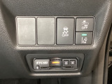 Hondaセンシング用の、VSA(ABS+TCS+横滑り抑制)解除と路外逸脱抑制機能などのオンオフスイッチはハンドルの右側に装備。その下にETC2.0がついています。高速道路の料金所の通過も楽々です。