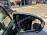 後方から車などが接近するとランプが光って知らせてくれます。車線変更の時に安心ですね。