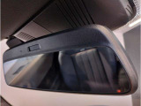 【ルームミラー一体型ETC車載器】ルームミラーの裏側に目立たない様に配置されたETCカード挿入口。スタイリッシュ且つ機能的なものとなっております。