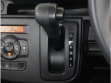 【シフトレバー】シフトもとても操作しやすいデザインになっております。運転する人の事を第一に考えた操作性の高い仕様です。