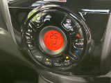【オートエアコン】一度お好みの温度に設定すれば、車内の温度を検知し風量や温度を自動で調整。暑い&hellip;寒い&hellip;と何度もスイッチ操作をする必要はありません。快適な車内空間には必須の機能ですね♪