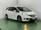 高効率なエンジンをモーターがアシストして走行中の燃費消費を抑えるハイブリッド。停車中もアイドリングストップにより燃費消費と排出ガスをなくします。