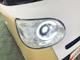 白く明るい光で夜間走行をサポートするLEDヘッドランプを搭載