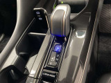 スムーズな操作で快適に運転を楽しめる、シフトポジションを電動で制御する電子式シフトレバーです。