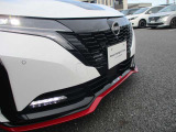 『LEDヘッドライト』通常のハロゲンライトに対して発光部分の発熱を抑えることで省電力につながる技術です。デザイン性も自由度が高いため、今後クルマのヘッドライトはLEDが主流になります☆