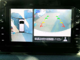 リバースにシフトするとまるで上空から見下ろしているような感じにナビゲーション画面に映し出します