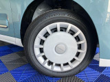 【ホイールキャップ】自動車の車輪の外側取り付け部につける円盤状のおおいで、締め付けボルトなどを保護し装飾をも兼ねてますよ☆