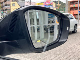 レーンチェンジアシスト。後方死角ゾーンの車両を検知してインジケーターが点灯、ドライバーに注意を促します。