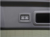 【パワーリアゲート】スイッチを操作することにより、リアゲートが自動で開閉します。自動開閉中のリアゲートを、半開以上の位置で止めることができます。