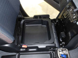 助手席シートアンダーボックス!助手席シートの下には小物入れにもなる、取り外し可能の収納ボックスがあります。