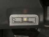 ハンドルの左下にETCがついています。高速道路の料金所の通過も楽々です。 カードの取り出しもしやすい場所についています。