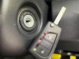 【キーレス】少し離れた場所からでもボタン一つでドアの開錠・施錠ができるのでとっても便利!ドアの鍵穴周りに傷をつけることもありません♪
