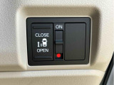 押すだけで、運転席から降りずにスライドドアを電動で開閉できます。