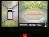 車両周囲を上方から見た映像と後方の映像を表示し、画面上のガイド線で距離感をつかみやすくなっています。駐車時など、周囲を確認したい場面で役立つ装備です。
