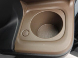 カップホルダーは運転席や助手席からちょうど手の届く位置です!!