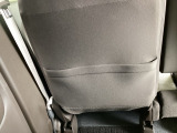 【シートバックポケット】すぐ手に取りたいアイテムをスマートにしまっておけます。限られた空間を有効に活用でき、長距離のドライブでも車内を清潔感のある落ち着いた状態に保ってくれる実用的な機能です。