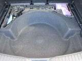 トレイ下にはアンダートランクも備えております。パンク修理キットや車載工具もこちらにございます。