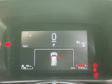 中央の表示部に速度やシフト位置、燃料残量などの情報がまとまり、運転に必要な状況を確認しやすい構成です。表示がすっきり整理されているため、日々の運転でも視線を向けやすく便利です。