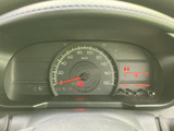 速度や燃料残量など、運転に必要な情報をひと目で確認しやすい配置です。表示がまとまっており、運転中の状況把握をサポートする、見やすさに配慮されたメーターです。
