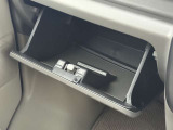 車検証などが収納できるグローブボックスも完備!
