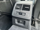 後部座席にもエアコン吹き出し口がございます。快適な車内を演出しております。