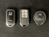 スマートキー付きですからドアロックの開閉およびエンジンスタートが楽々です。電動スライドドアの開け閉めもボタンで操作できます。加えて、純正リモコンエンジンスターター用の操作キーもついています。